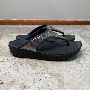 Crocs Sloan Shiny Silver T Strap Sandal Size 9